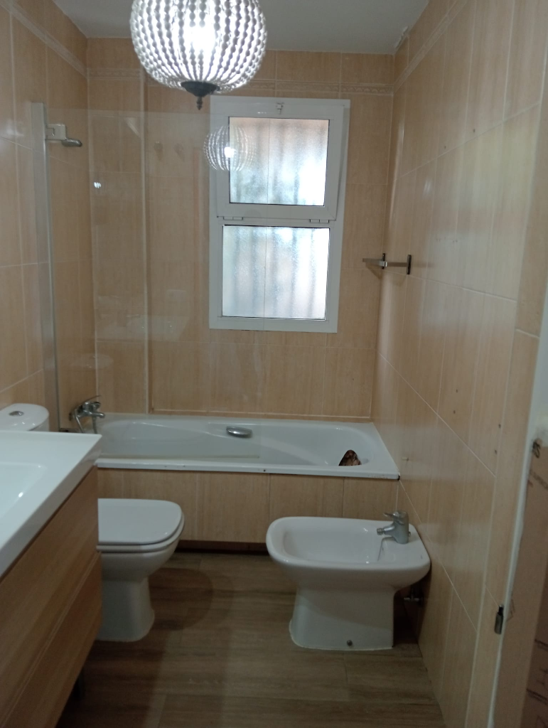 Antes de la reforma de Reforma de Baño con Lavabo de Piedra y Ducha en Jerez de la Frontera - Reformas Jiea