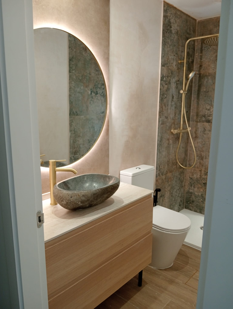 Después de la reforma de Reforma de Baño con Lavabo de Piedra y Ducha en Jerez de la Frontera - Reformas Jiea