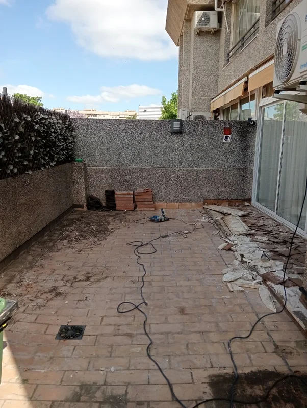 Antes de la reforma de Reforma de Terraza Exterior con Pavimento Porcelánico en Jerez de la Frontera, Cádiz - Reformas Jiea