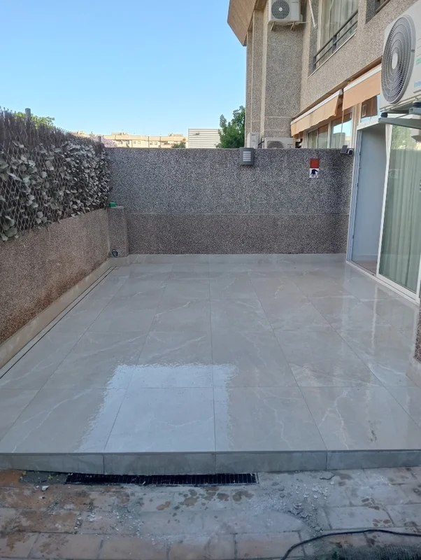 Después de la reforma de Reforma de Terraza Exterior con Pavimento Porcelánico en Jerez de la Frontera, Cádiz - Reformas Jiea